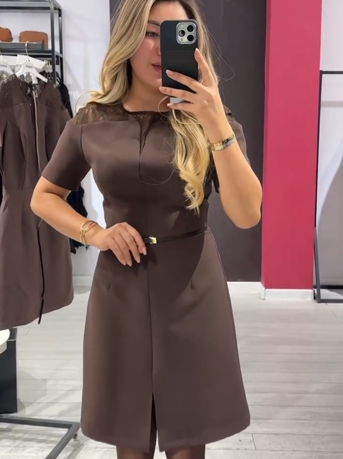 Elegancka sukienka damska o dopasowanym kroju