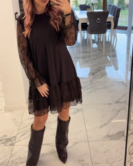 Elegancka koronkowa sukienka w jednolitym kolorze
