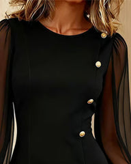 Elegancka, dopasowana sukienka damska z metalową klamrą