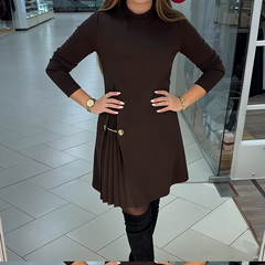 Elegancka sukienka z długim rękawem i plisowanymi panelami