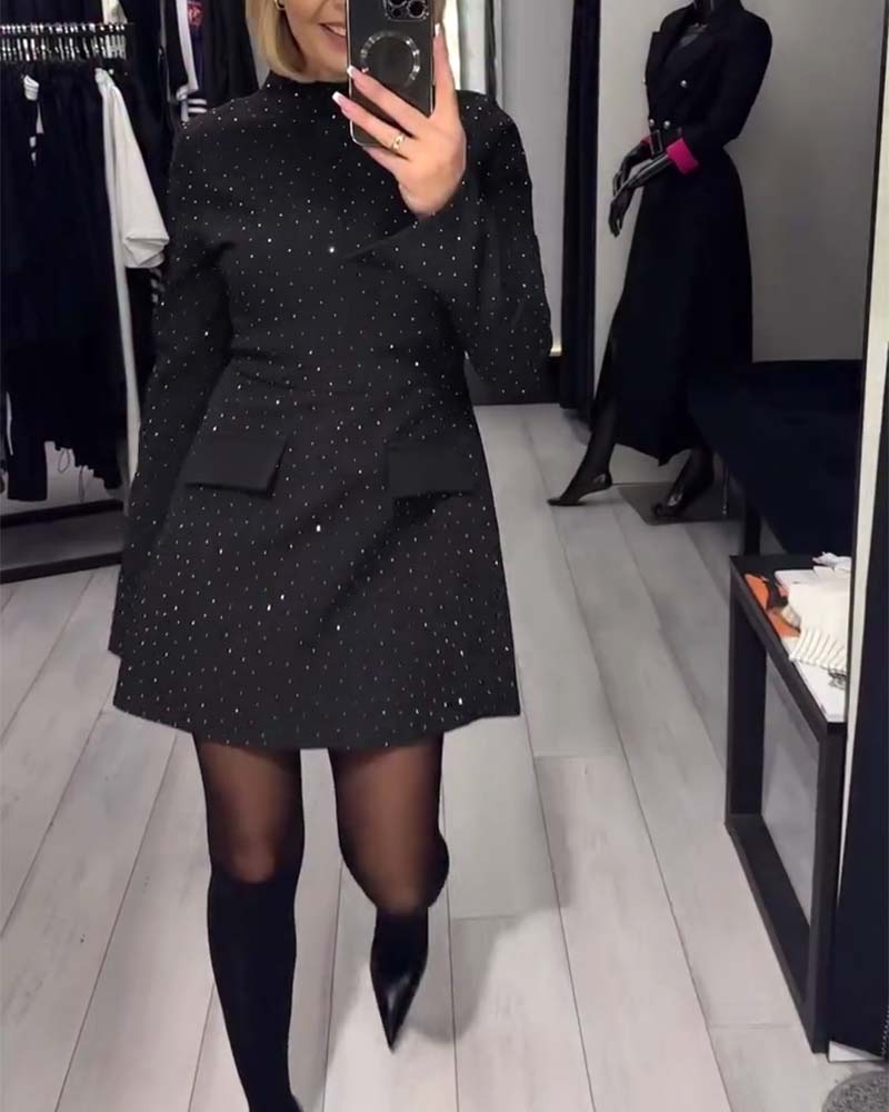 Elegancka, błyszcząca sukienka damska