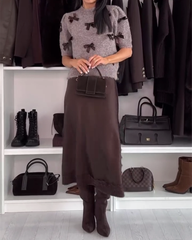 Damski sweter z okrągłym dekoltem i ozdobną kokardką