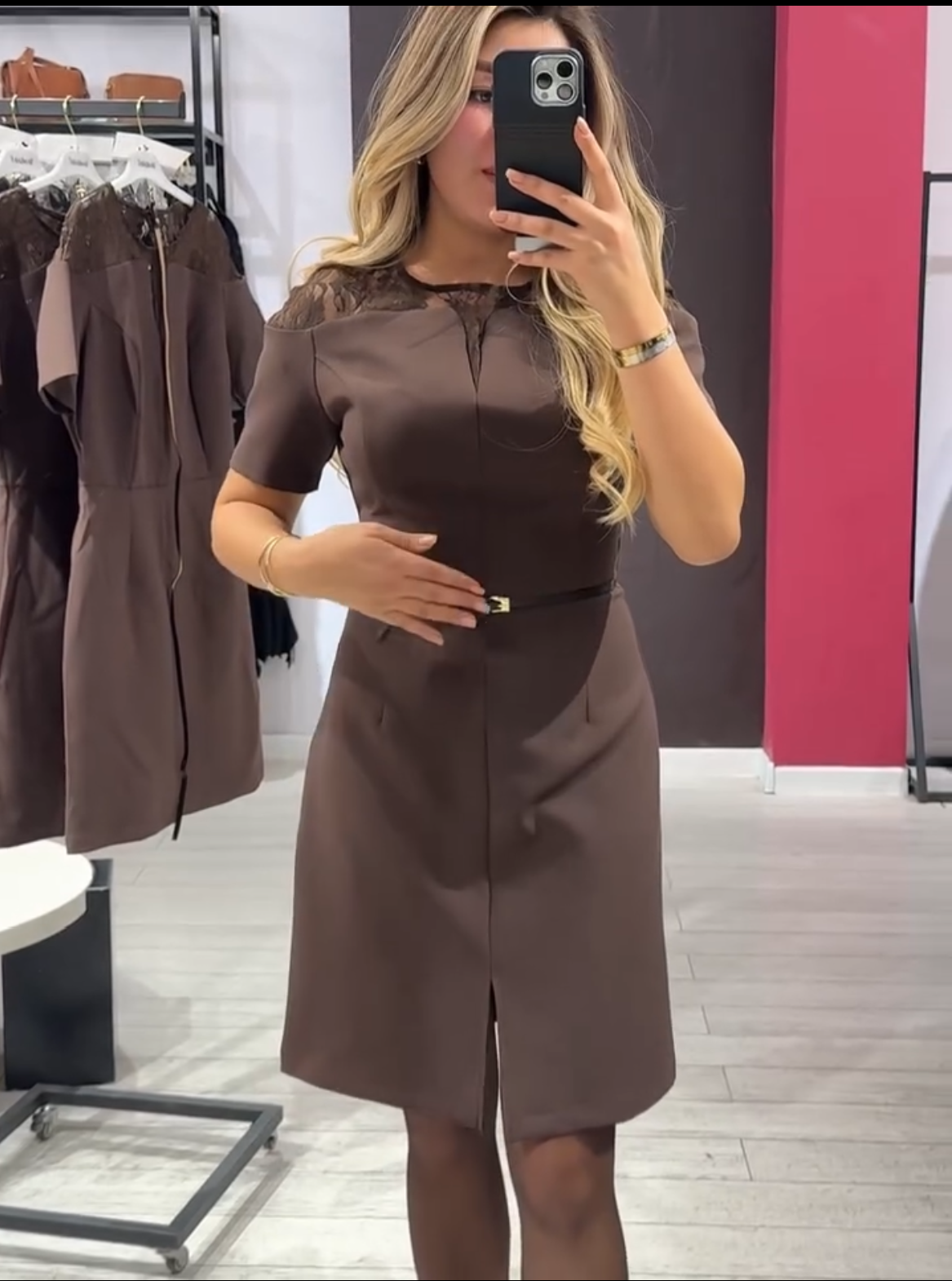 Elegancka sukienka damska o dopasowanym kroju