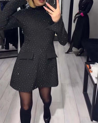 Elegancka, błyszcząca sukienka damska