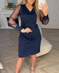 Damska sukienka z dekoltem w szpic i błyszczącą patchworkową fakturą