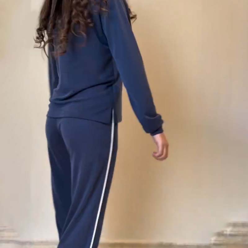 Damski, swobodny komplet: top z dekoltem w serek i spodnie z szerokimi nogawkami