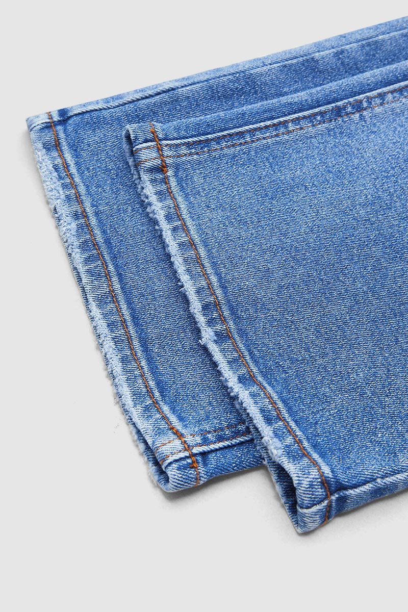 Dżinsy z prostymi nogawkami i średnim stanem