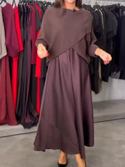 Dwuczęściowy komplet damski składający się z dzianinowego swetra i satynowej sukienki