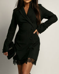 Dopasowana sukienka w stylu garnituru z dekoltem w serek