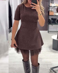 Elegancka sukienka z połyskującym, siateczkowym wzorem patchworkowym