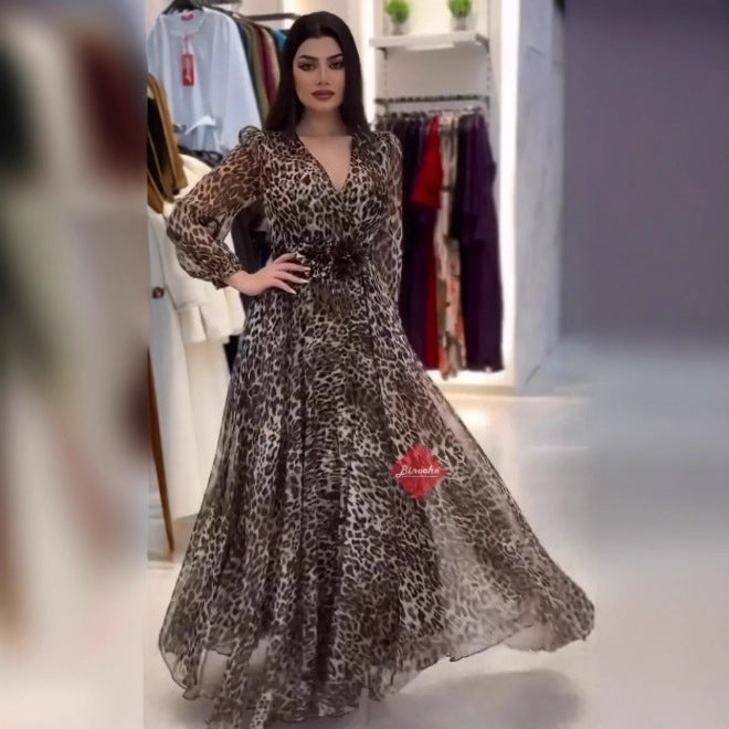Elegancka damska sukienka z dekoltem w serek i nadrukiem w panterkę