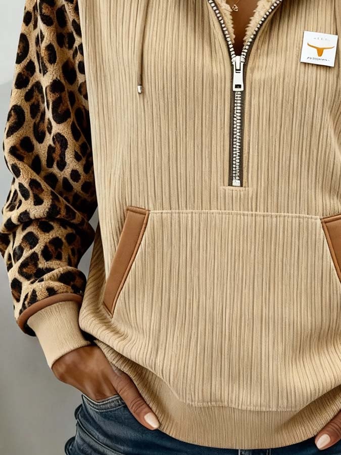 Damska bluza z kapturem i nadrukiem w bloki kolorów