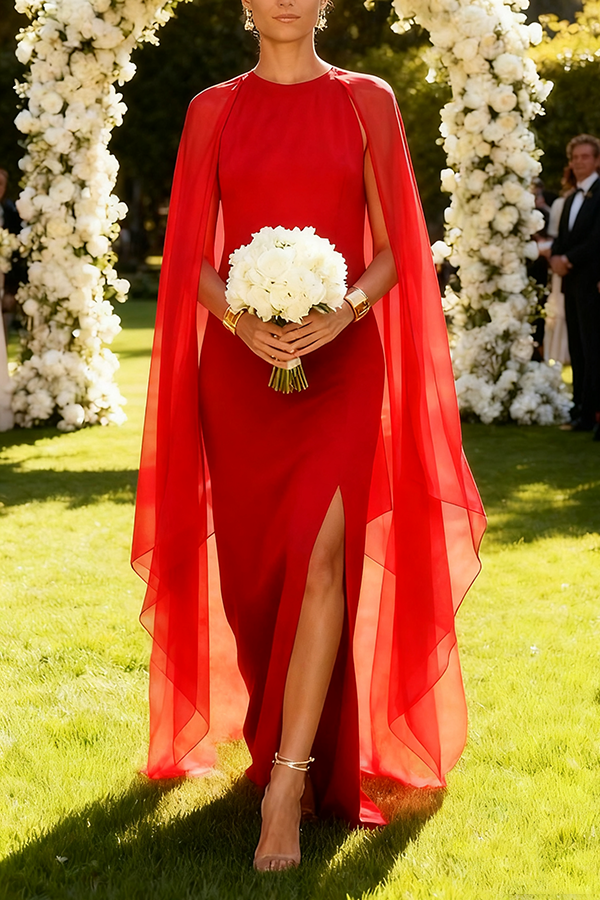 Elegancka sukienka maxi z rozcięciem na udzie i rękawami typu peleryna