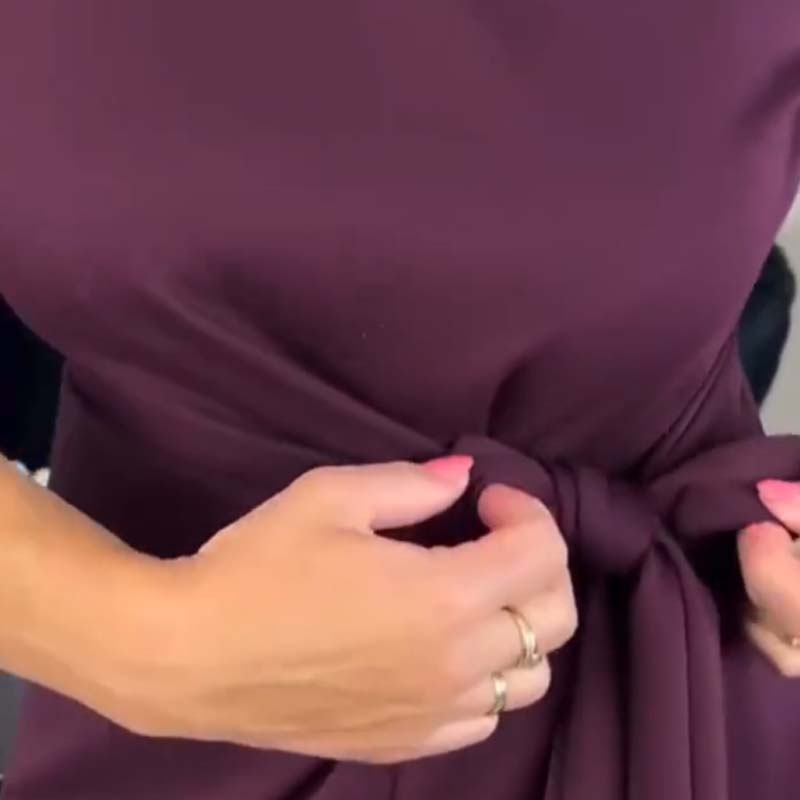 Elegancka sukienka midi z węzłem z przodu i rozcięciem dla kobiet